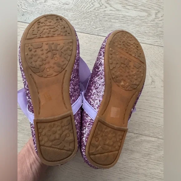 Kailee P. 
Girls Rock Glitter Mary Jane Ballet Flats with Satin Bow
Size 11 - Picture 6 of 8